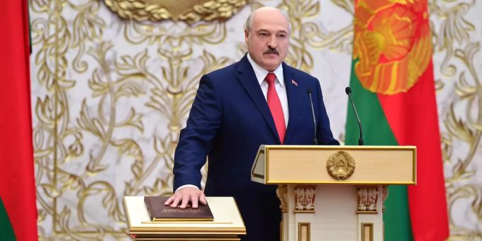 Alexander Lukaschenko, Präsident von Belarus, legt seinen Amtseid während seiner Amtseinführungszeremonie im Palast der Unabhängigkeit ab. Ungeachtet wochenlanger Massenproteste in Belarus hat Präsident Alexander Lukaschenko überraschend seine sechste Amtszeit angetreten. Am Mittwoch legte er bei einer vorab nicht angekündigten Zeremonie in der Hauptstadt Minsk den Amtseid ab. 23.09.2020, Belarus, Minsk Belarus Präsident Lukaschenko - Amtseinführung