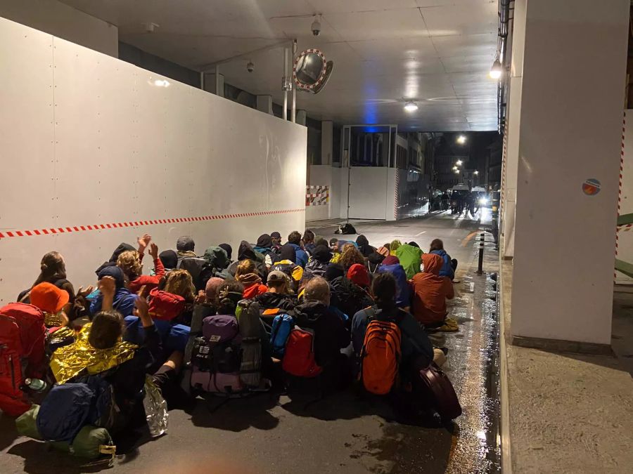 Um 2.09 Uhr kesselt die Polizei die Aktivisten ein, hier auf der Schauplatzgasse.