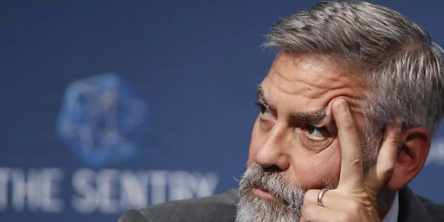 ARCHIV - George Clooney, Schauspieler und Aktivist aus den USA, spricht bei einer Pressekonferenz. Foto: Alastair Grant/AP/dpa