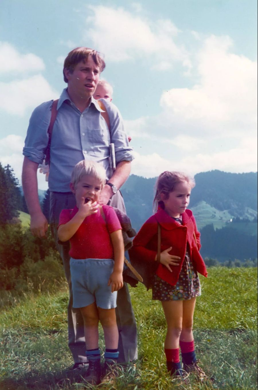 Christoph Blocher beim Wandern mit seinen Töchtern.