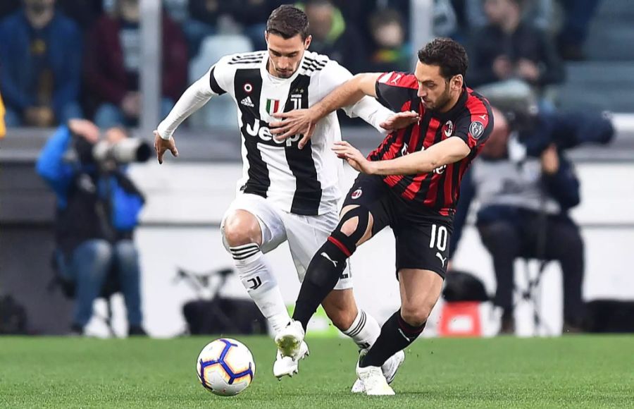 Aussenverteidiger Mattia De Sciglio im Duell mit Milans Calhanoglu.