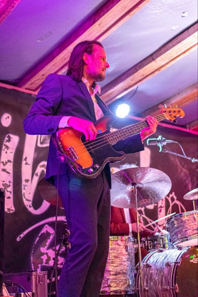 Der Bassist spielte tolle Töne.