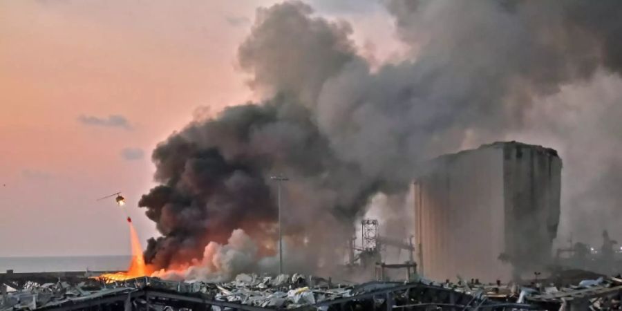 Feuer und Rauch über dem Katastrophengebiet in Beirut