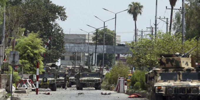 Afghanische Sicherheitskräfte versammeln sich nach einem Angriff in der Stadt Dschalalabad vor einem Gefängnis. Foto: Rahmat Gul/AP/dpa AFghanistan