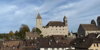 Rapperswil - Orange Schlosstreppe als Zeichen gegen Gewalt an Frauen