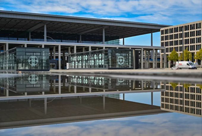 Das Hauptterminal vom Flughafen Berlin Brandenburg «Willy Brandt» (BER) spiegelt sich im Wasser eines Springbrunnens. Der Hauptstadtflughafen BER an der Landesgrenze zu Berlin soll am 31.10.2020 eröffnet werden. Flughafen Berlin Brandenburg
