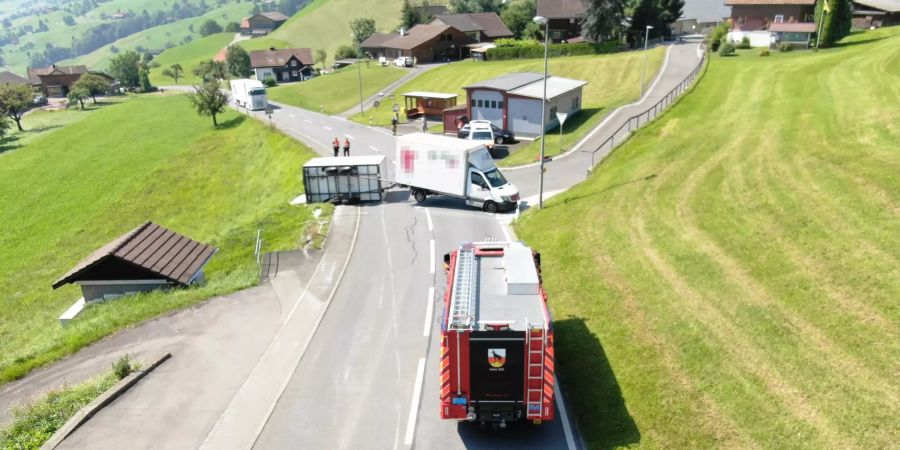 Anhänger gekippt