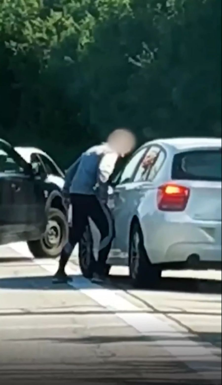 Bei der Ausfahrt Luterbach SO weichen die beiden auf den Pannenstreifen aus. Der Berner Lenker steigt aus und geht auf den BMW-Fahrer los.