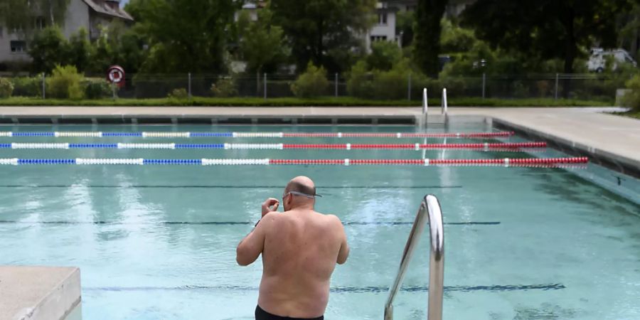 In Pruntrut steht das Schwimmbad wegen der Coronavirus-Pandemie nur noch Einheimischen offen. (Symbolbild)