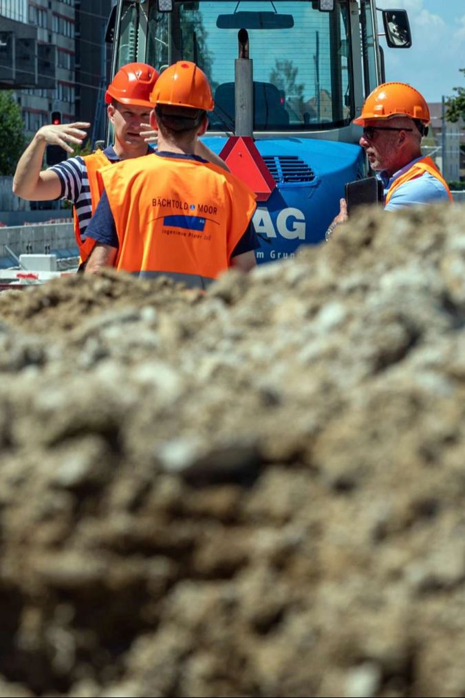 Marco Habegger (Projektleiter BLS für das gesamte Projekt / l) im Gespräch mit den Bauleitern