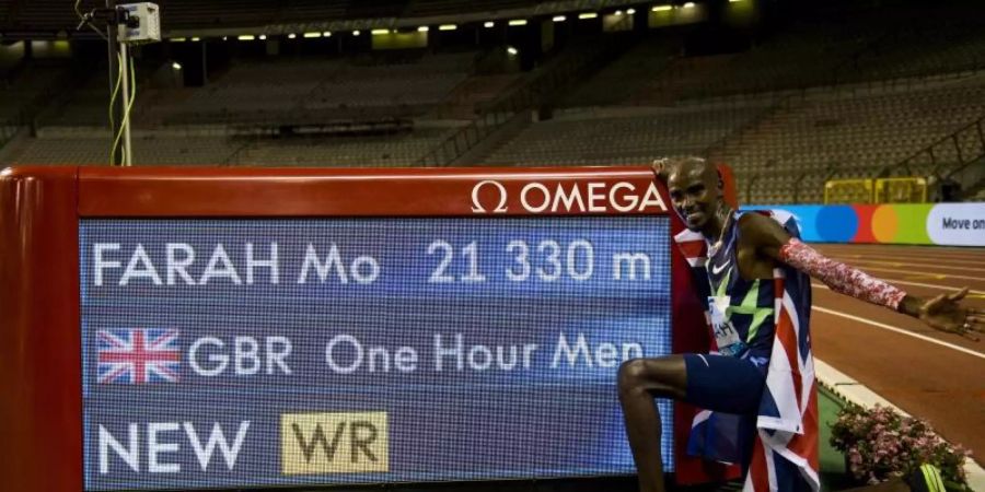 Mo Farah feiert seinen Stunden-Weltrekord in Brüssel. Foto: Jasper Jacobs/BELGA/dpa