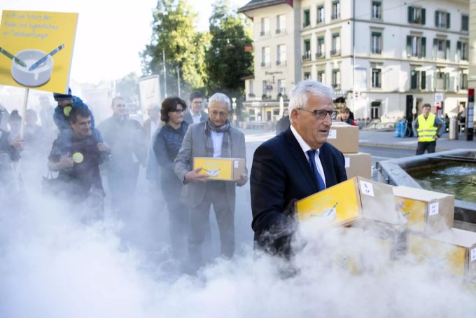 Hans Stöckli, Ständerat SP-BE und Präsident von der Schweizerischen Gesundheitsligen-Konferenz GELIKO, rechts, und weitere Initianten bei der Einreichung der Initiative «Ja zum Schutz der Kinder und Jugendlichen vor Tabakwerbung», am Donnerstag,12. September 2019, in Bern. Tabakwerbung Initiative