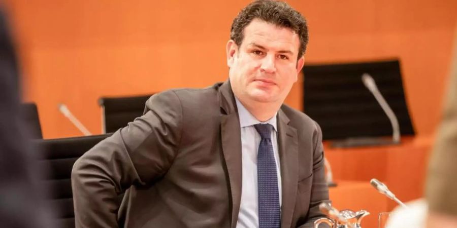 Der Entwurf von Arbeitsminister Hubertus Heil sieht vor, dass die Bundesagentur für Arbeit das Kurzarbeitergeld bis maximal März 2022 auszahlt. Foto: Michael Kappeler/dpa Pool/dpa