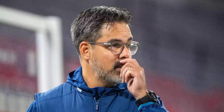Beim FC Schalke gibt es einen neuen Corona-Fall. Laut Trainer David Wagner steht das Spiel gegen Werder aber nicht auf der Kippe. Foto: Matthias Balk/dpa