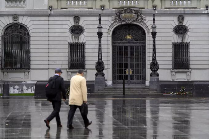 Zwei Männer vor der Schweizer Nationalbank. Schweizer Nationalbank