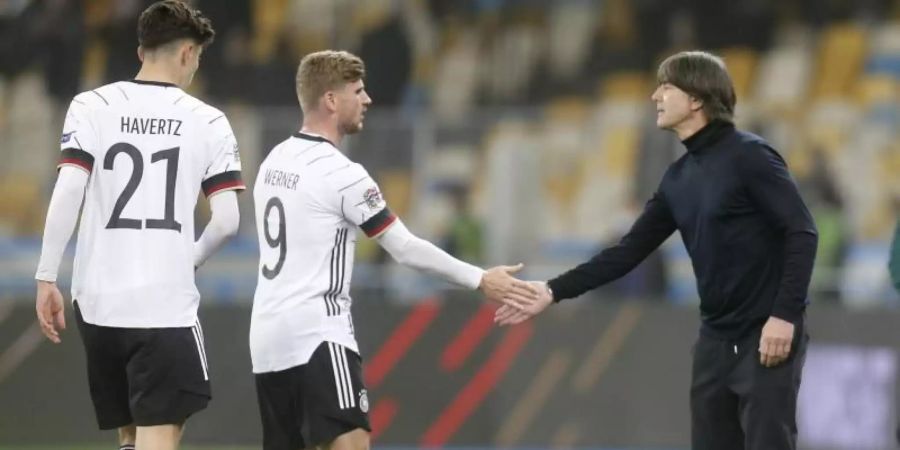 Bundestrainer Joachim Löw (r) feierte mit dem DFB-Team um Timo Werner (M.) und Kai Havertz einen wichtigen Sieg. Foto: Efrem Lukatsky/AP/dpa