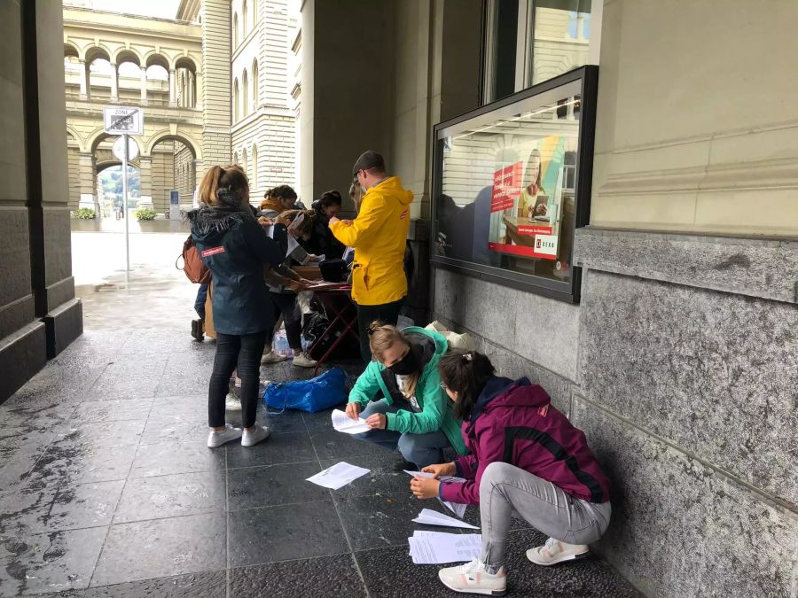 Die ersten Demonstranten versammeln sich auf dem Bundesplatz.