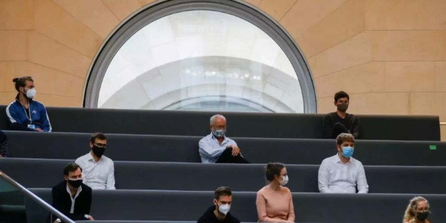 Mit Maske: Besuchertribüne im Bundestag