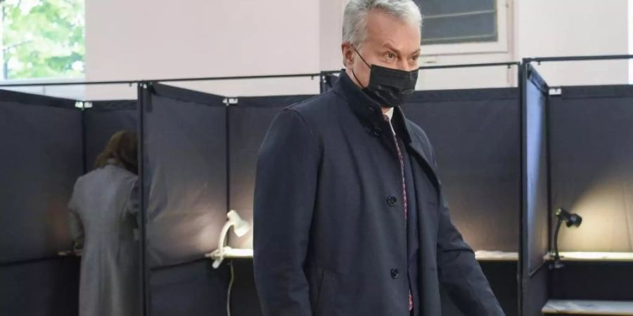 Gitanas Nauseda, Präsident von Litauen, gibt in einem Wahllokal seine Stimme ab. Foto: Uncredited/Lithuanian President's Office/AP/dpa
