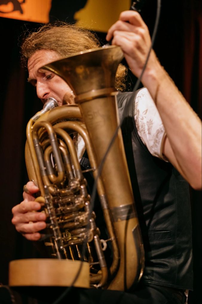 Johannes Bär zwischen Blech und Holz.