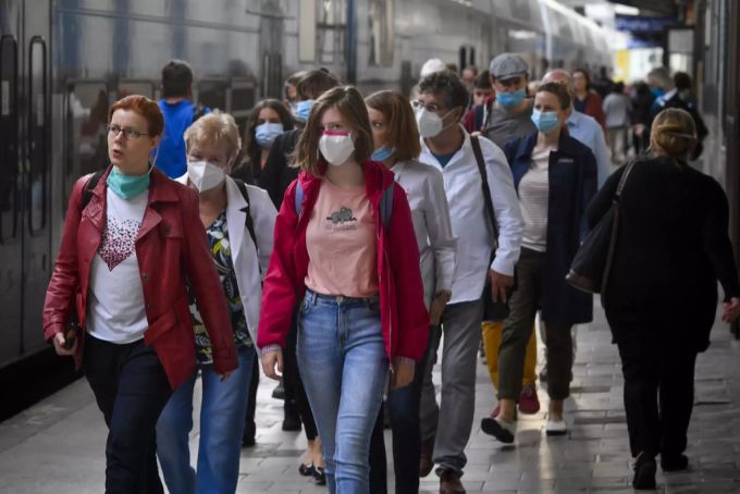 Auch in Prag wurde die Maskenpflicht ausgeweitet: Die Tschechische Hauptstadt verzeichnet viele Infektionen mit dem Coronavirus. Coronavirus Lockdown Prag