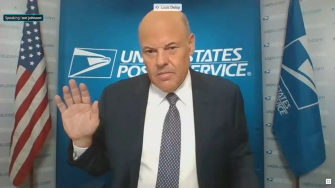 Louis DeJoy legt einen Eid ab vor der Befragung. USPS