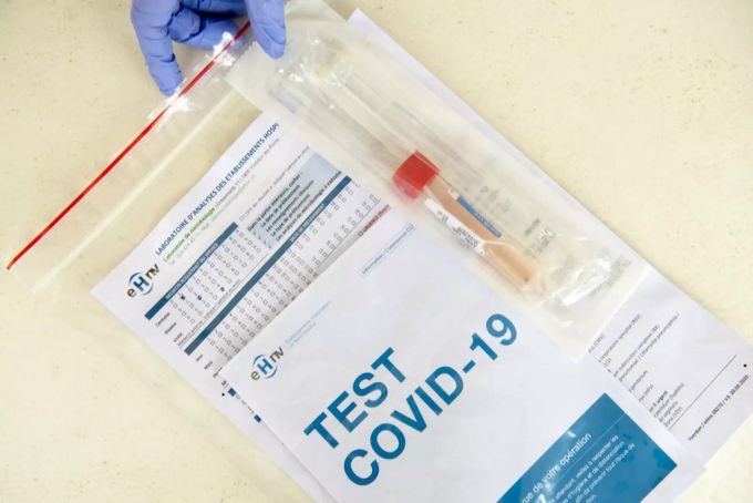Ein Corona-Test, bereit für den Versand in eines der zertifizierten Labors. Coronavirus Test