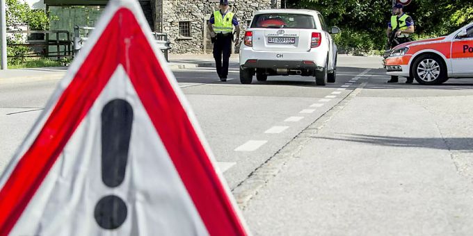 Erst der Schuss aus einer Polizeiwaffe konnte einen flüchtigen Autodieb in Chiasso endgültig stoppen. (Symbolbild) Erst der Schuss aus einer Polizeiwaffe konnte einen flüchtigen Autodieb in Chiasso endgültig stoppen. (Symbolbild)