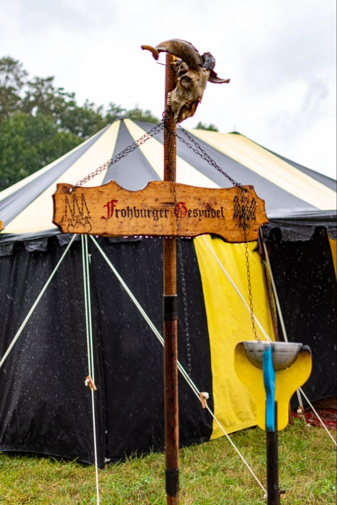 Ein Schild auf dem Weg zum WUMS Jahrmarkt.