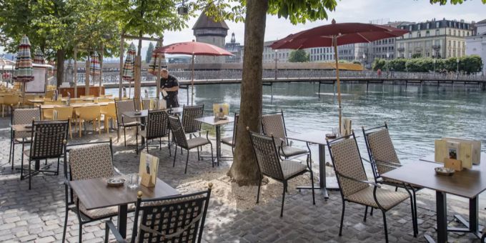 Stühle und Tische der Restaurants am Reuss Quai in der Altstadt Luzern. (Symbolbild) Luzern