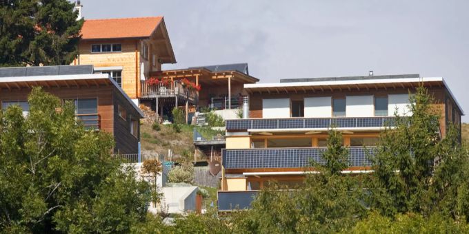 Solaranlagen auf Wohnhäusern: Das Energiegesetz im Kanton Aargau wurde abgelehnt. (Symbolbild) Energiegesetz