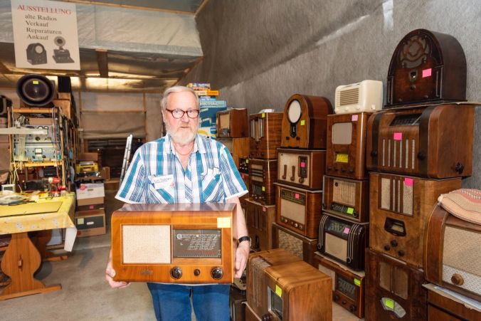 Kurt Thalmann restauriert und handelt mit Radios. Er führt auch ein kleines Museum.