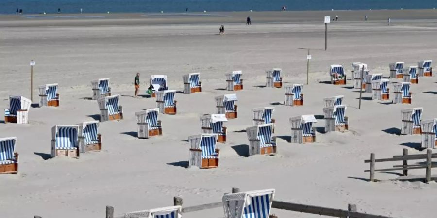 Mit Hilfe von Kameras und einer speziellen Software will die Gemeinde St. Peter-Ording Touristen-Hotspots entlasten. Foto: Carsten Rehder/dpa