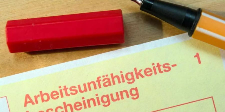 Dass die Zahl der Krankmeldungen während der Corona-Krise zurückgeht, könnte auch daran liegen, dass viele Menschen jetzt im Homeoffice arbeiten und sich Mitarbeiter so weniger gegenseitig anstecken. Foto: Patrick Pleul/zb/dpa
