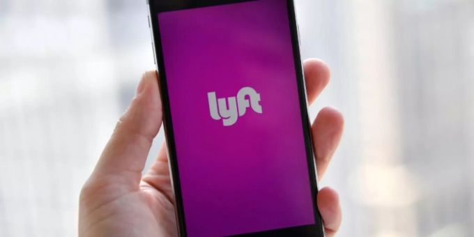 Smartphone mit App des Fahrdienstes Lyft. lyft