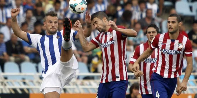 Haris Seferovic (links, Real Sociedad San Sebastian) im Zweikampf mit Gabi von Atlético Madrid 2013. Haris Seferovic bei Sociedad