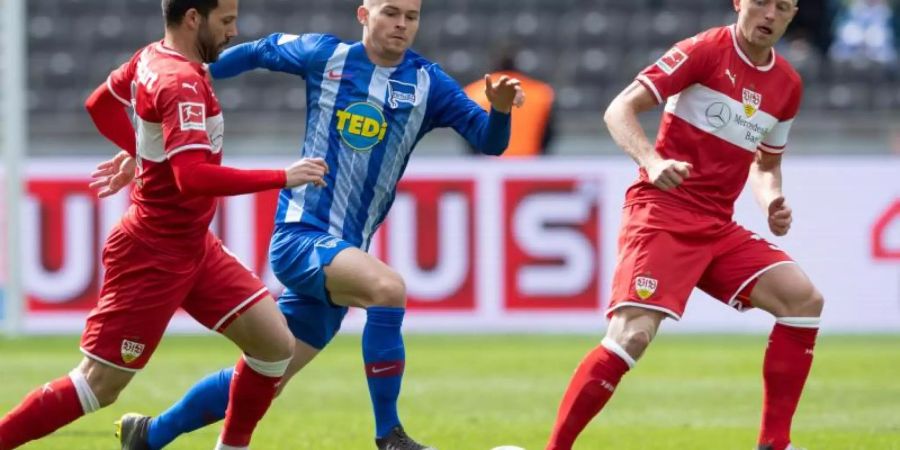 Stuttgarts Andreas Beck (r) hat sich im Spiel gegen Hertha verletzt. Foto: Soeren Stache
