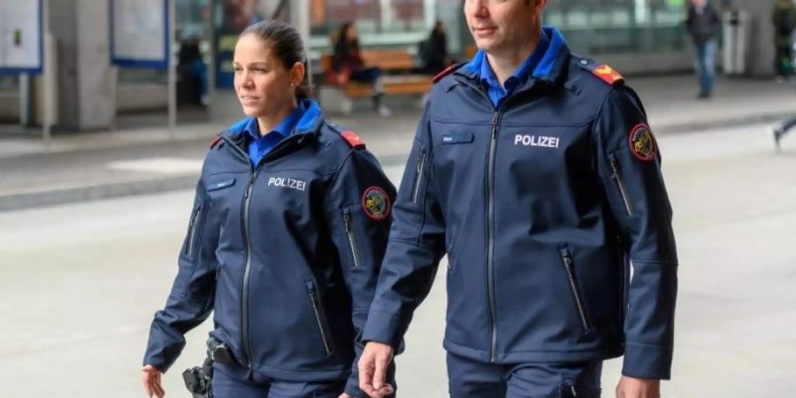 Zwölf Kantonspolizeien sowie Stadt- und Gemeindepolizeien beschaffen gemeinsam eine neue Arbeitsuniform.