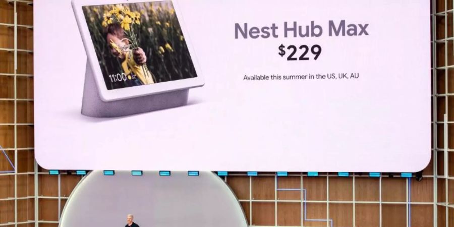 Googles Hardware-Chef Rick Osterloh stellt den smarten Lautsprecher Nest Hub Max vor. Er ist mit Display und Kamera ausgestattet und kann die Anzeige daran anpassen, wer gerade vor ihm steht. Foto: Andrej Sokolow