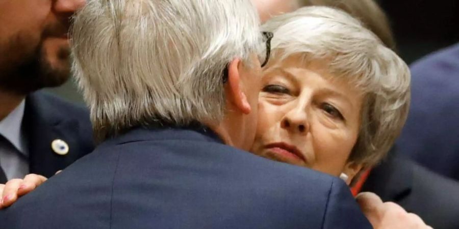 Wie oft werden sie sich wohl noch bei EU-Gipfeln treffen? Die britische Premierministerin Theresa May begrüsst EU-Kommissionschef Jean-Claude Juncker. Foto: Frank Augstein/AP