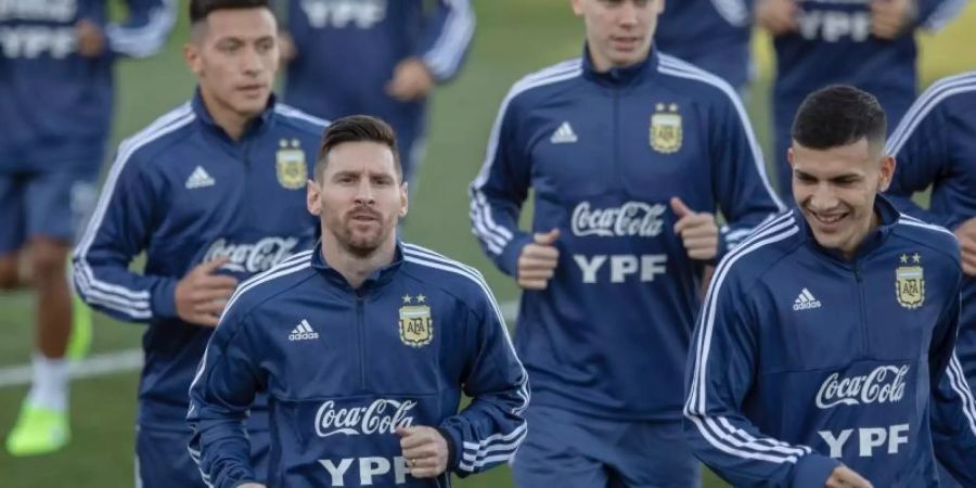 Lionel Messi (l) spielt wieder für Argentinien. Foto: Bernat Armangue/AP