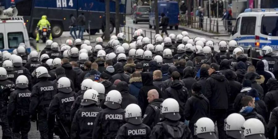 Beim Stadtderby in Hamburg begleitet Polizei nach dem Spiel einen Marsch von HSV-Fans über die Reeperbahn. Foto: Axel Heimken