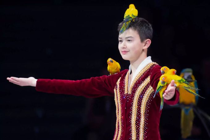 Chris Rui Knie während seinem Papageien-Auftritt an der Premiere zur Jubiläumstournee des Circus Knie. Circus Knie