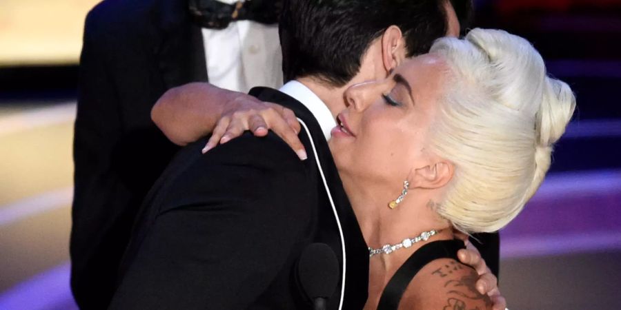 Lady Gaga fällt Mark Ronson um den Hals, als sie ihren Oscar für «Bester Song» entgegennimmt.