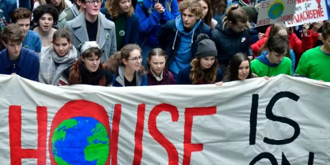Schüler demonstrieren mit Greta Thunberg (Mitte, mit lila Jacke)