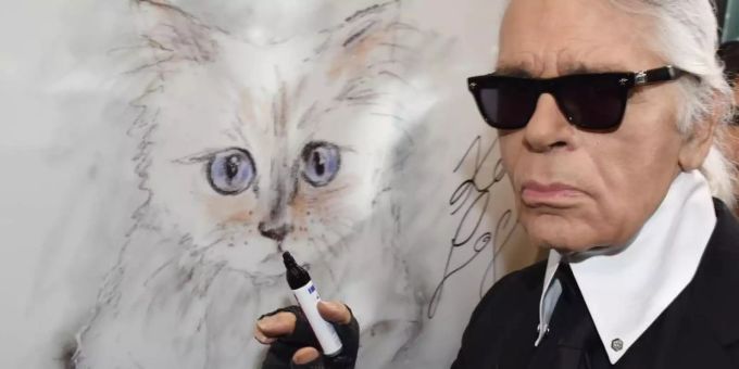 Karl Lagerfeld vor einer Zeichnung seiner Birma-Katze Choupette. karl lagerfeld