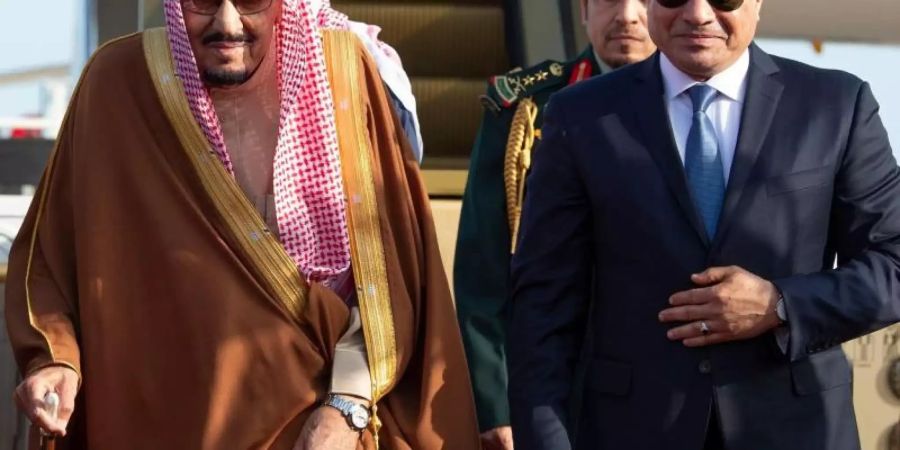 Vor Beginn des Gipfels begrüsst Abdel Fattah al-Sisi (r), Präsident von Ägypten, König Salman von Saudi-Arabien. Foto: SPA