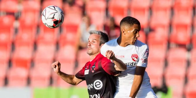 Janick Kamber (links) im Zweikampf mit Marvin Spielmann (damals im Trikot von Thun). Xamax Thun