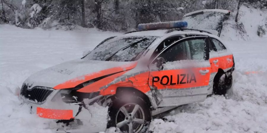Das Fahrzeug der Kantonspolizei Graubünden wurde beim Zusammenstoss total beschädigt.