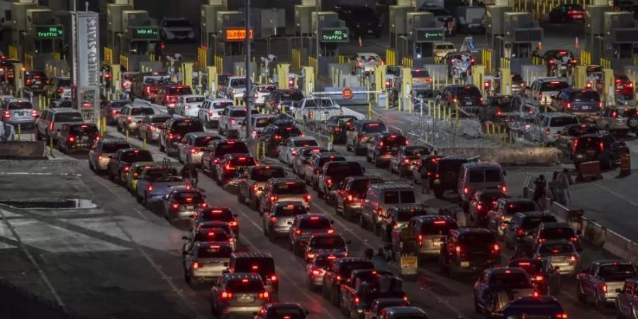 Lange Autoschlangen bilden sich am Grenzübergang San Ysidro in der Nähe von Tijuana. Die Stadt gilt als eine der gefährlichsten der Welt. hoto: Omar Martinez Foto: Omar Martinez
